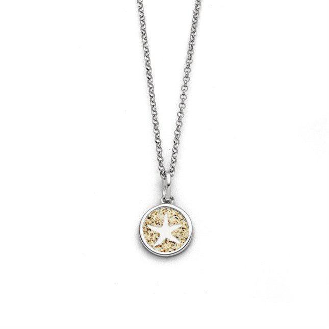 Feine rhodinierte Erbskette aus 925er Sterling-Silber mit rundem Seestern-Anhänger, gebettet in Strandsand, 45 cm lang.