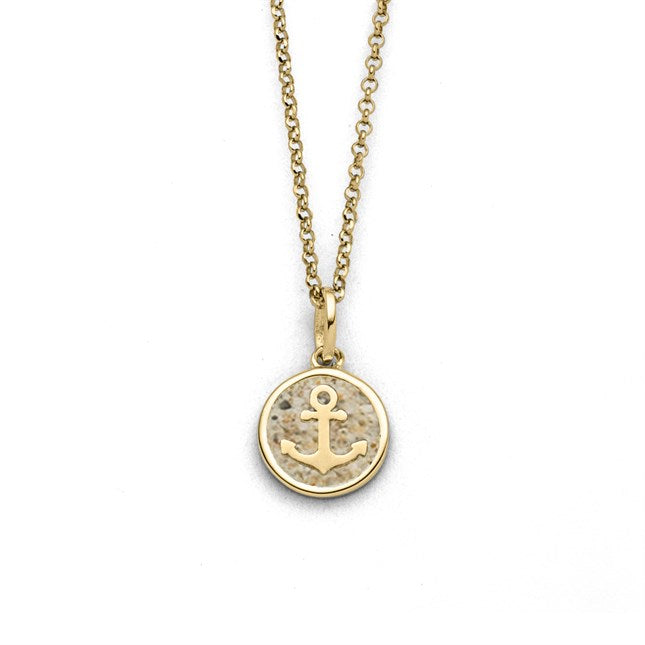 Vergoldete Erbskette aus 925er Sterling-Silber mit rundem Anker-Anhänger, in Strandsand gebettet, Länge 45 cm.
