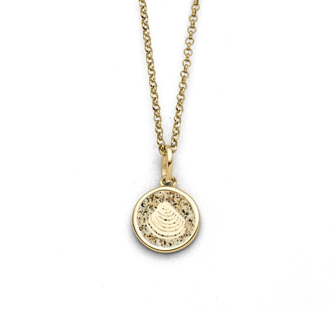 Vergoldete Erbskette aus 925er Sterling-Silber mit rundem Muschel-Anhänger, gefüllt mit Strandsand, Länge 45 cm.