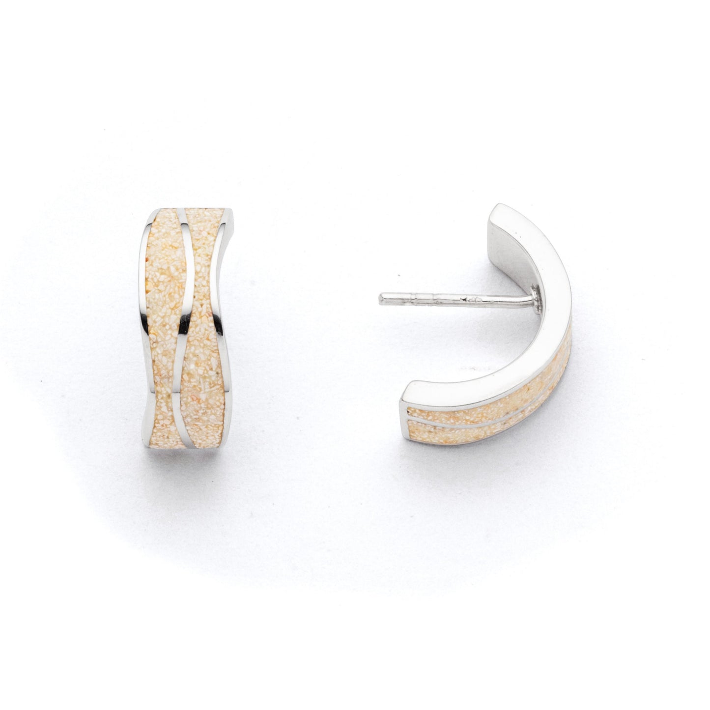 Halbcreole "Welle 2.0" aus rhodiniertem 925er Sterling-Silber, mit Strandsand gefüllt und einer Welle.