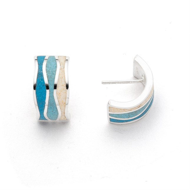 Halbcreole "Welle" aus rhodiniertem 925er Sterling-Silber, gefüllt mit Strandsand und blauem Steinsand, getrennt durch eine silberne Welle.