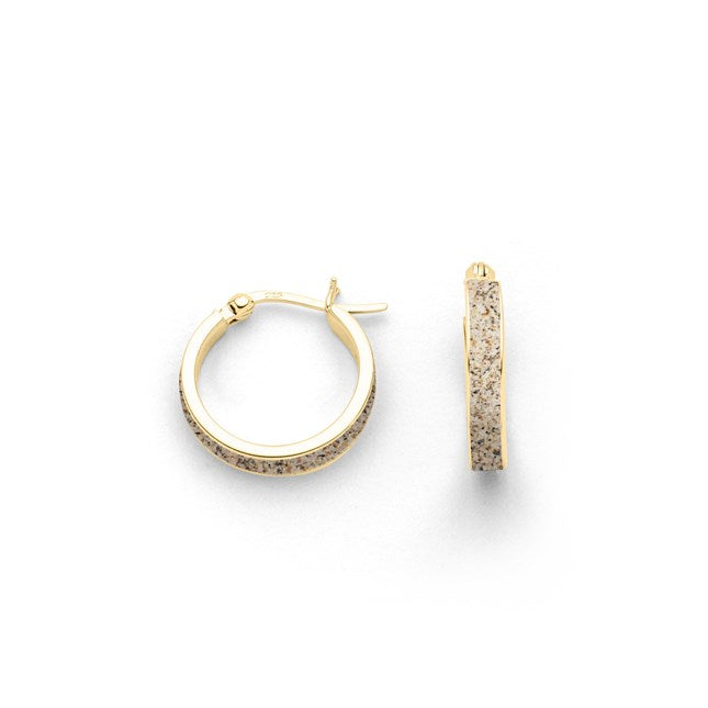 Runde Creole 18,5 mm aus vergoldetem 925er Sterling-Silber, mit Strandsand gefüllt.