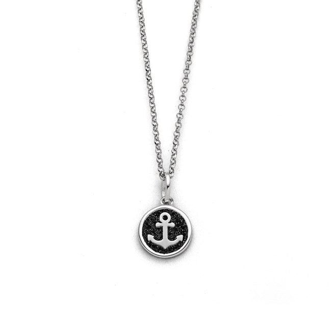 Feine Kette "Anker 2.0" aus rhodiniertem 925er Sterling-Silber mit rundem Anker-Anhänger im Lavasand, 45 cm lang.