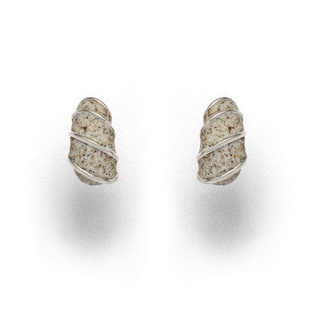 Halbcreole mit Strandsand und silbernen Linien, gefasst in poliertem, rhodiniertem 925er Sterlingsilber.