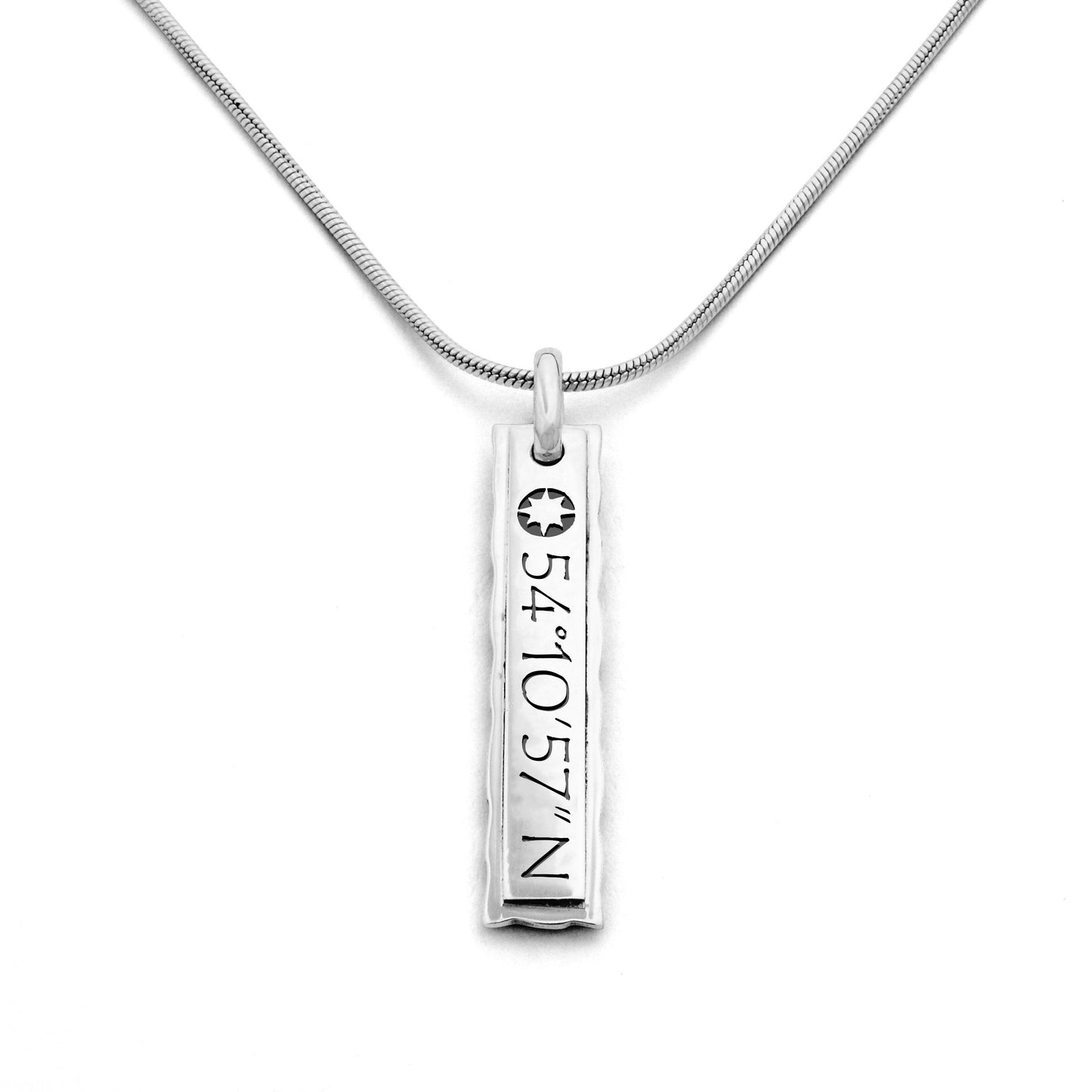 Länglicher, polierter Anhänger aus 925er Sterling-Silber mit individueller Gravur Ihrer Wunsch-Koordinaten.