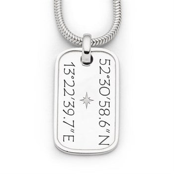 Rechteckiger Anhänger aus 925er Sterling-Silber mit individueller Koordinaten-Gravur.