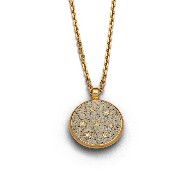 runder Anhänger "Monaco" mit Strandsand und Zirkoniasteinen, gefasst in vergoldetem 925er Sterlingsilber.
