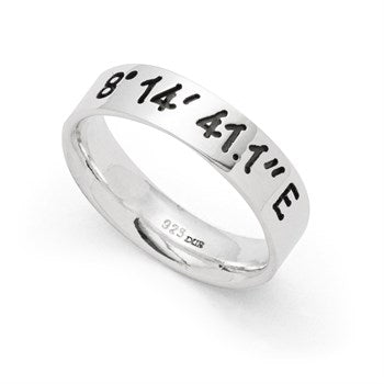 Schmaler, polierter Bandring aus 925er Sterling-Silber mit individueller Koordinaten-Gravur.