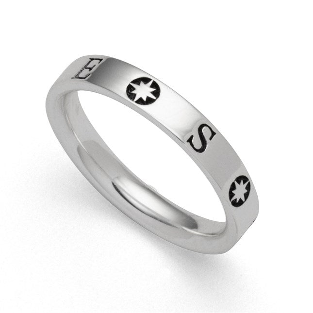 Silberner Ring mit gravierter und oxidierter Kompassrose und Himmelsrichtungen.