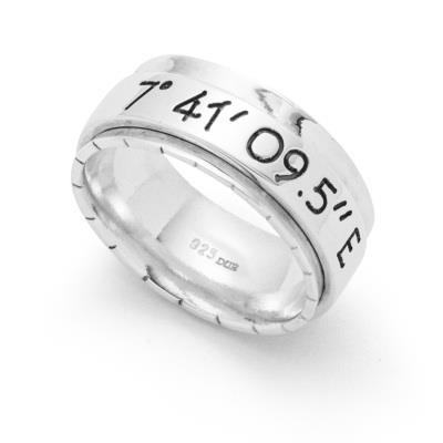 Bandring aus 925er Sterling-Silber mit individueller Koordinaten-Gravur.