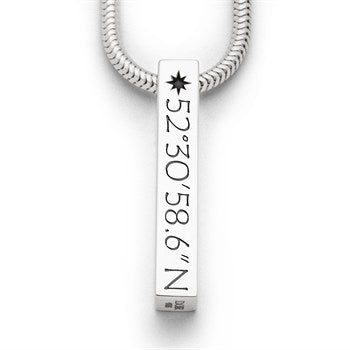 Massiver 3D-Anhänger aus 925er Sterling-Silber mit beidseitiger Gravur individueller Koordinaten.