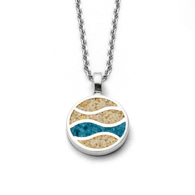 Kette „Strandwellen“ mit rundem Anhänger, gefüllt mit Strandsand und blauem Steinsand, an einer Ankerkette, aus rhodiniertem 925er Sterlingsilber, Länge 45 cm.