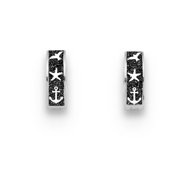 Klappcreole "Maritim" aus rhodiniertem 925er Sterlingsilber, mit drei kleinen Motiven – Möwe, Seestern, Anker – in Lavasand gebettet.