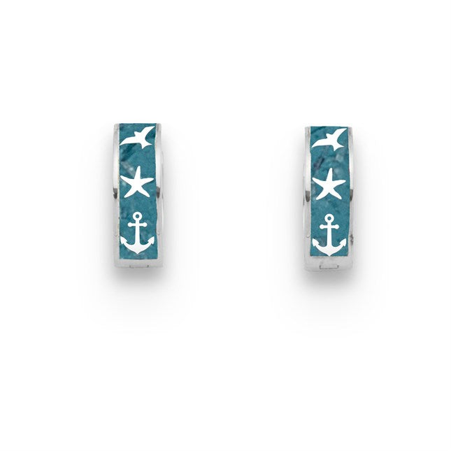 Klappcreole "Maritim" aus rhodiniertem 925er Sterlingsilber, mit drei kleinen Motiven – Möwe, Seestern, Anker – in blauem Steinsand (Kyanit) gebettet.