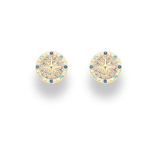 Ohrstecker "Kompassrose 2.0" aus vergoldetem 925er Sterling-Silber, mit Zirkoniasteinen in Weiß, Hellblau und Dunkelblau besetzt, innen mit Strandsand gefüllt.