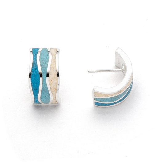 Halbcreole "Welle" aus rhodiniertem 925er Sterling-Silber, gefüllt mit Strandsand und blauem Steinsand, getrennt durch eine silberne Welle.