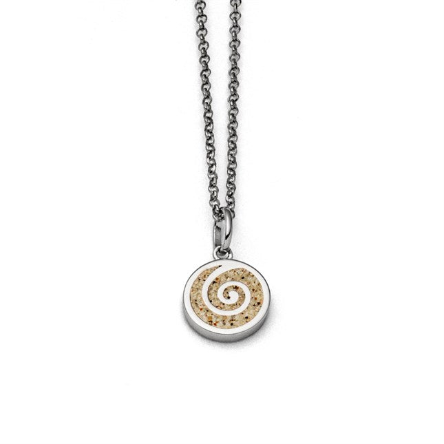 Rhodinierte Erbskette mit rundem Spiralanhänger, eingebettet in Strandsand, aus poliertem 925er Sterling-Silber, Länge ca. 45 cm.