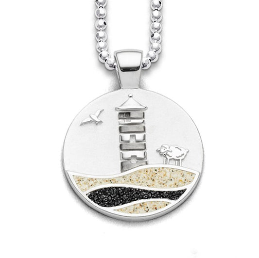 Runder Anhänger aus 925er Sterling-Silber mit Pilsumer Leuchtturm, Möwe und Schaf. Rückseitige Gravur der Koordinaten.