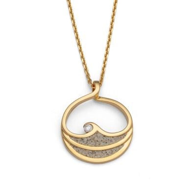 runder Anhänger mit Strandsandwellen und Zirkonia in der oberen Welle, gefasst in vergoldetem 925er Sterlingsilber.