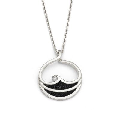 runder Anhänger mit Lavasandwellen und Zirkonia in der oberen Welle, gefasst in rhodiniertem 925er Sterlingsilber.