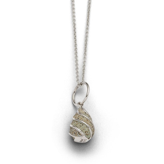 Tropfenanhänger "Bali" mit Strandsand und geschwungenen Silberlinien, gefasst in rhodiniertem 925er Sterlingsilber.