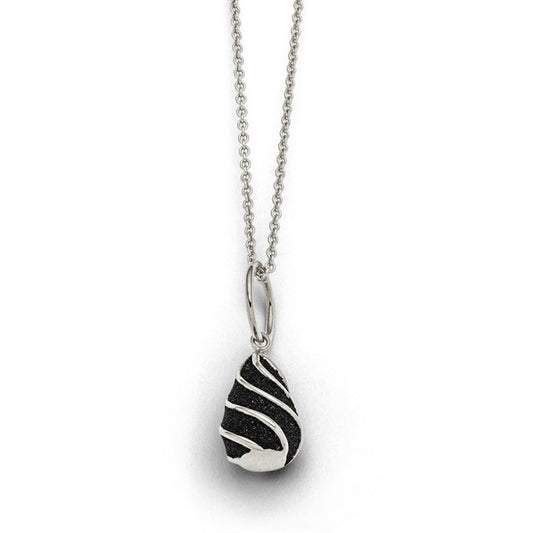 Eleganter Tropfenanhänger mit Lavasand und geschwungenen Silberlinien, gefasst in rhodiniertem 925er Sterlingsilber.