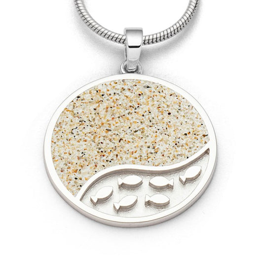 Runder Anhänger 25 mm mit Strandsand und Fischschwarm auf sandgestrahltem Hintergrund, Silber
