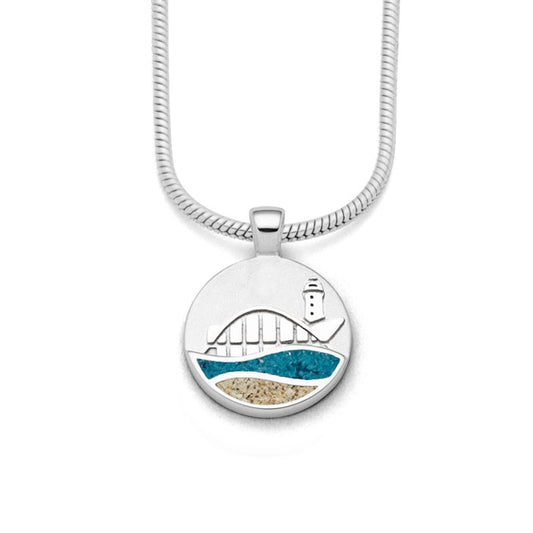 Runder Silberanhänger 15 mm mit Leuchtturm und Teepott, Wellen aus Strandsand und blauem Steinsand