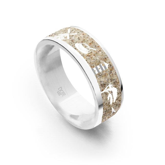 Eleganter Strandring mit Strandsand und symbolischen Motiven aus Ostfriesland in rhodiniertem Silber.