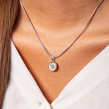 Lade das Bild in den Galerie-Viewer, DUR Schmuck: Anhänger &quot;Sandspirale 2.0&quot; Silber 925 rhodiniert mitStrandsand P3766
